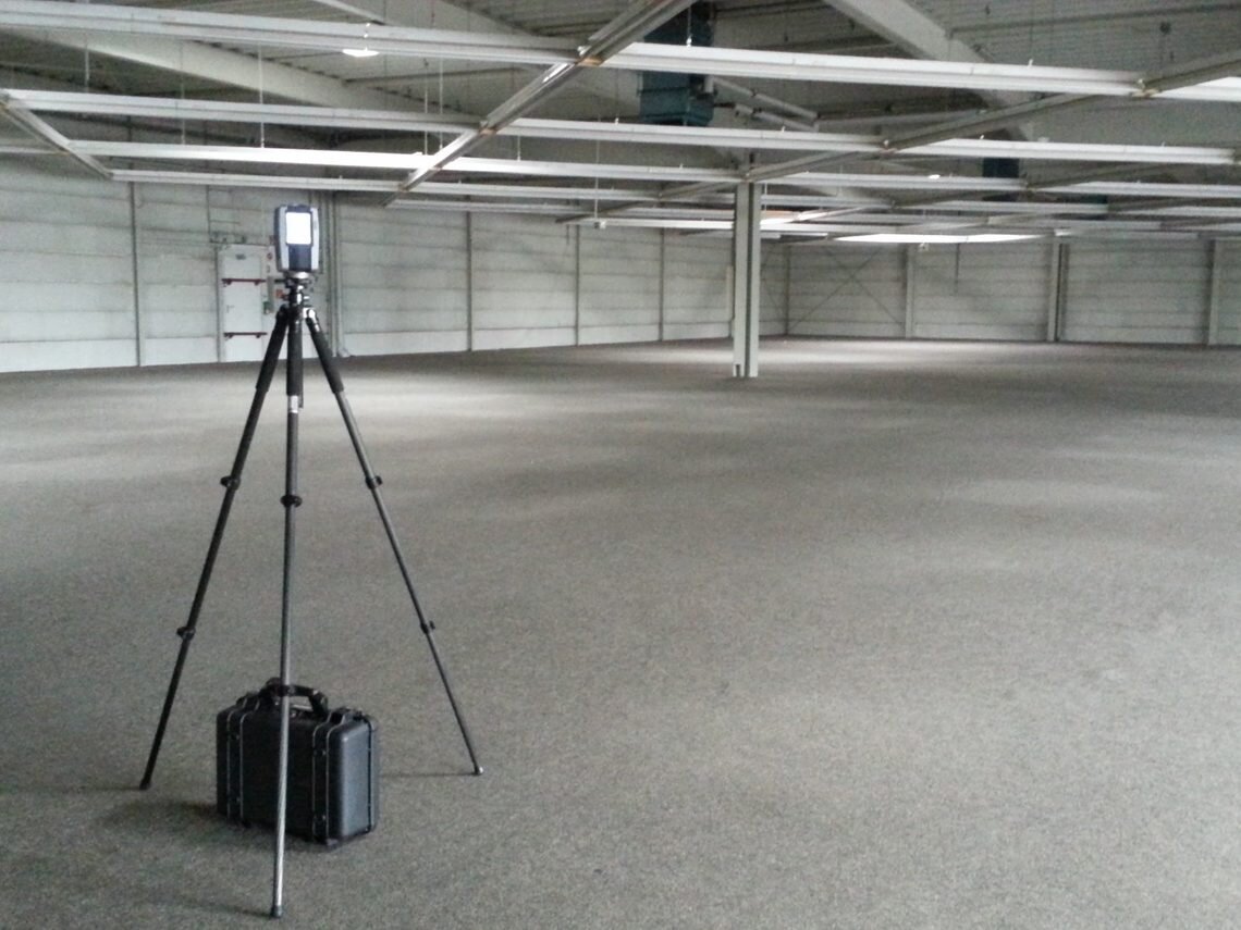 Laserscanner bei der Aufnahme einer Halle