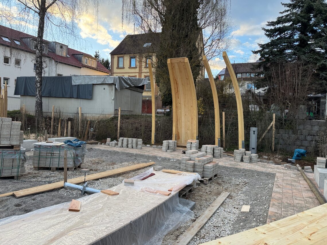 Die Rippen sind aufgestellt, ringsum laufen die Pflasterarbeiten