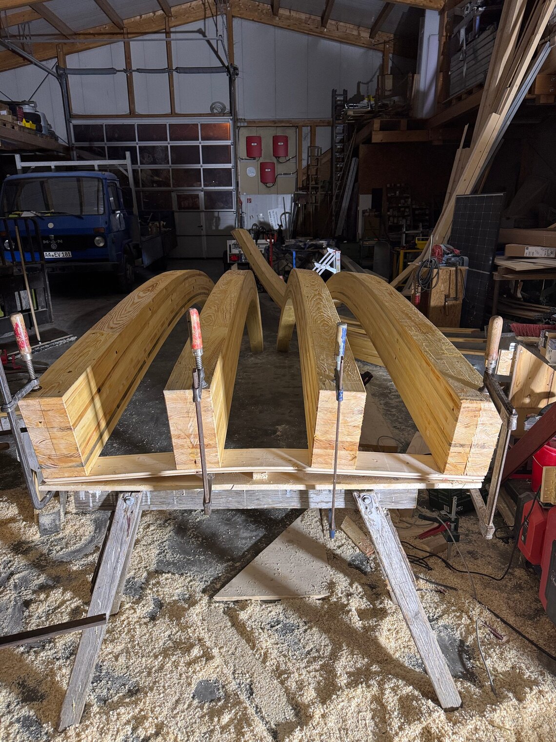 In der Werkstatt: die Rippen werden verleimt