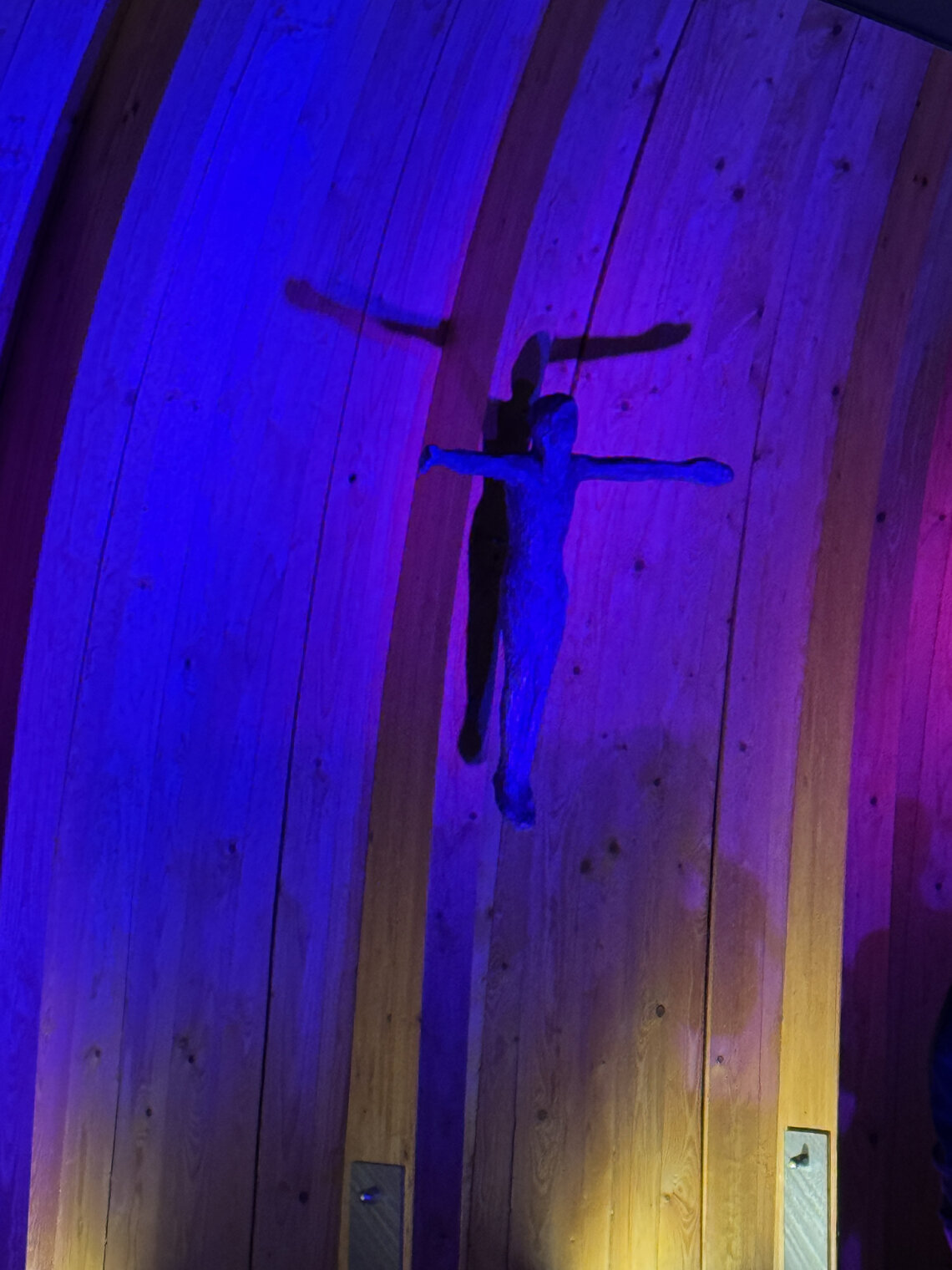 Das Kreuz im farbigen Licht